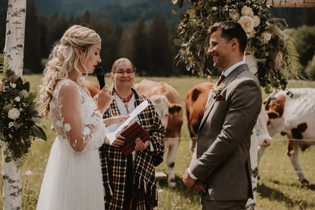 Braut liest das Ehegelübde bei der Trauzeremonie vor Braut liest das Ehegelübde bei der Trauzeremonie vor