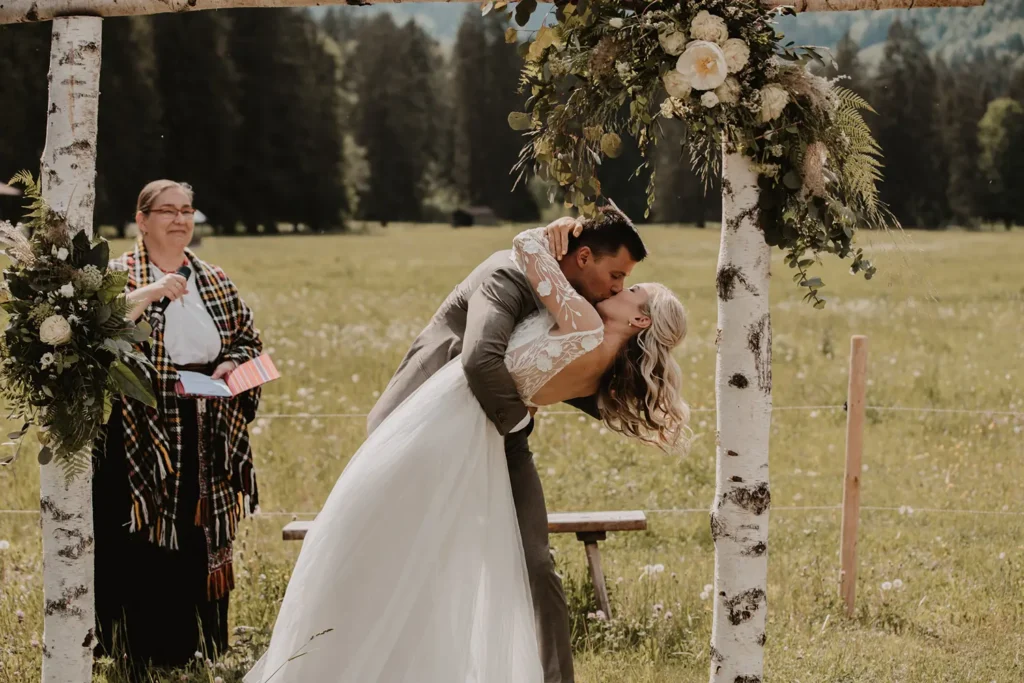 Brautpaar küsst sich nach dem Ja-Wort Brautpaar küsst sich nach dem Ja-Wort