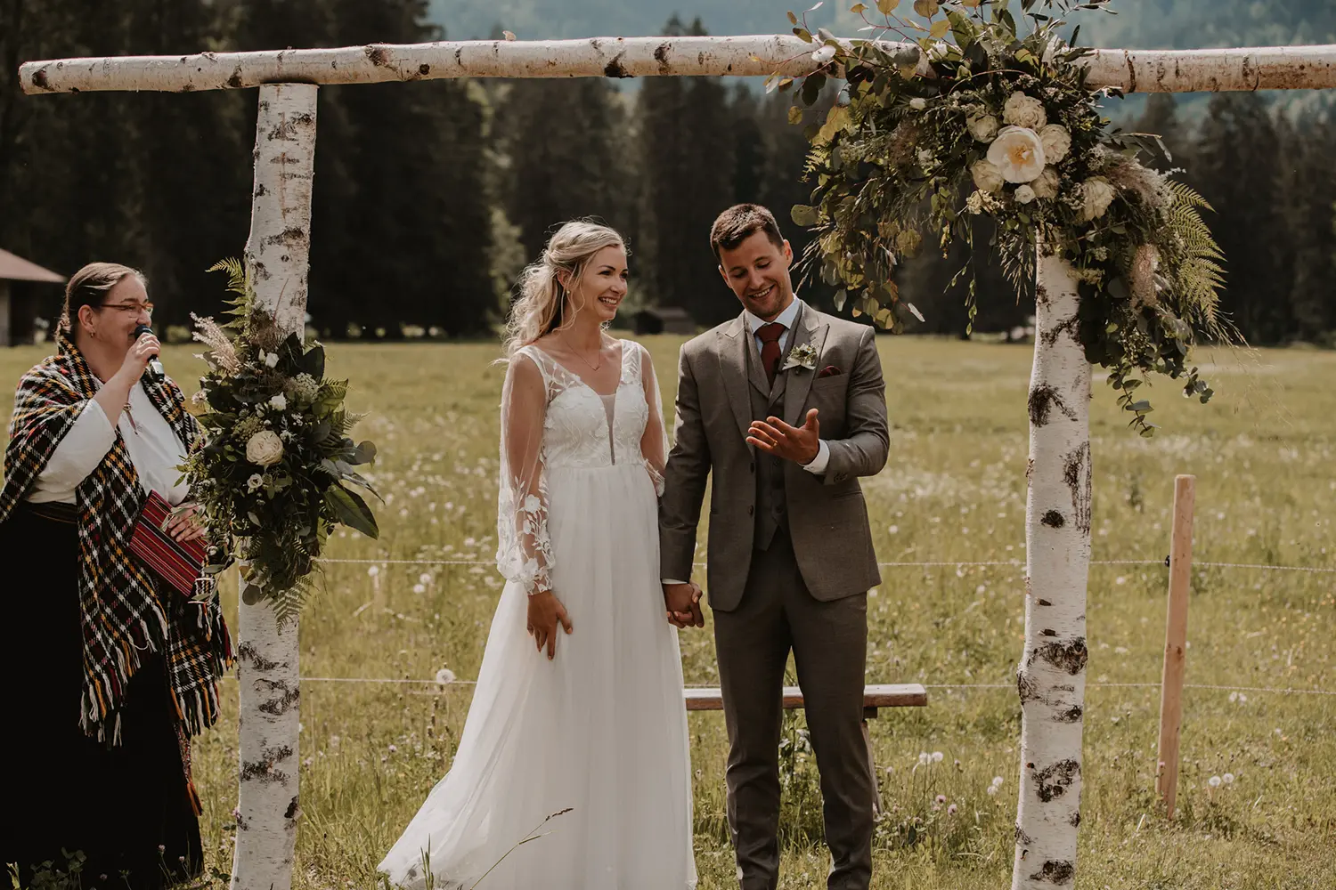 Glückliches Brautpaar nach der Trauung