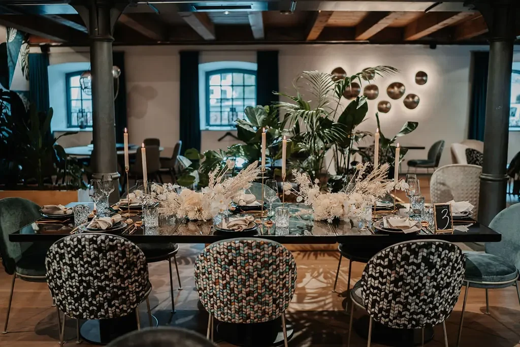 Gedeckter Tisch mit voller Dekoration Gedeckter Tisch mit voller Dekoration