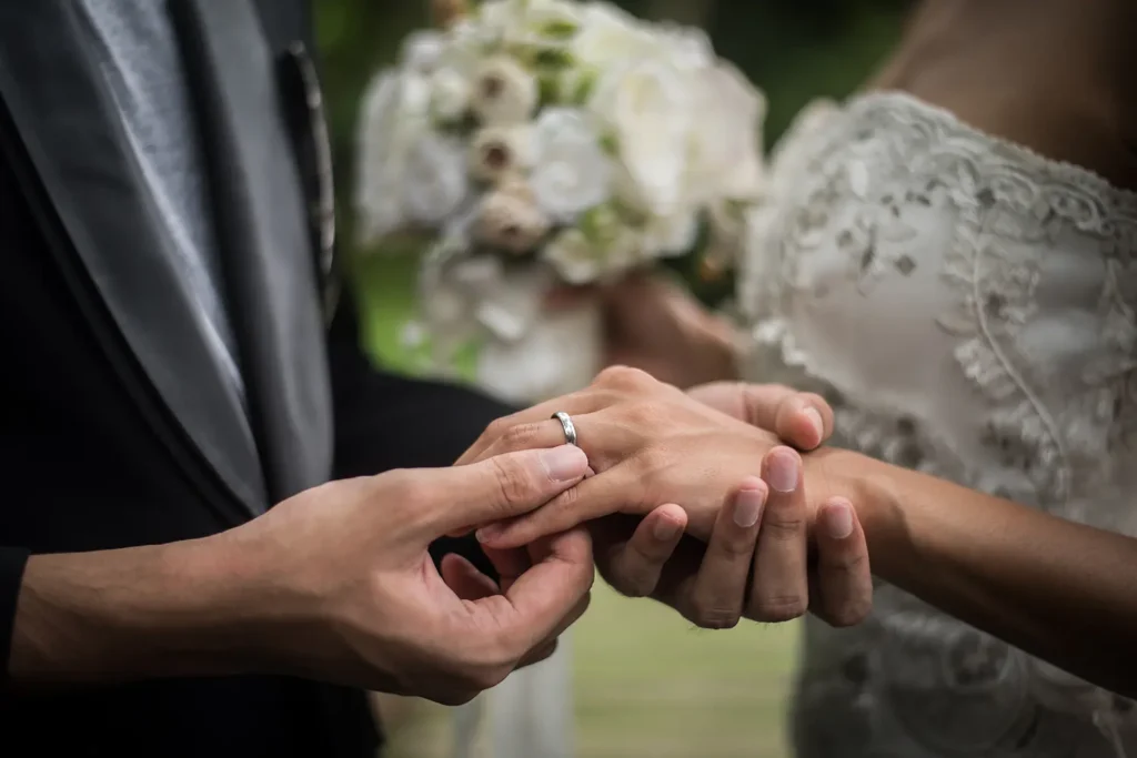 Hochzeitsfoto vom Anstecken des Rings bei der Trauung Hochzeitsfoto vom Anstecken des Rings bei der Trauung