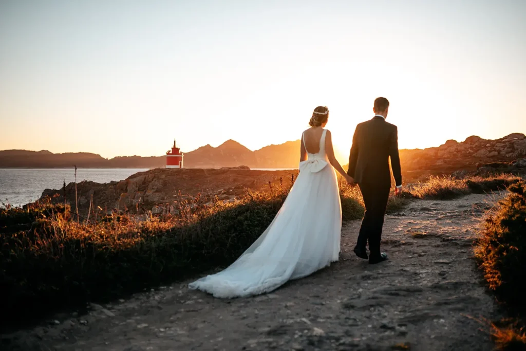 Paar beim Paarshooting mit Sonnenuntergang Paar beim Paarshooting mit Sonnenuntergang