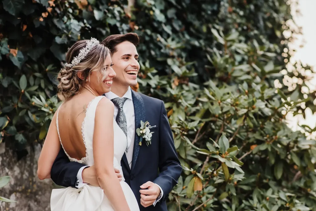 Glückliches Paar nach der Trauung Glückliches Paar nach der Trauung